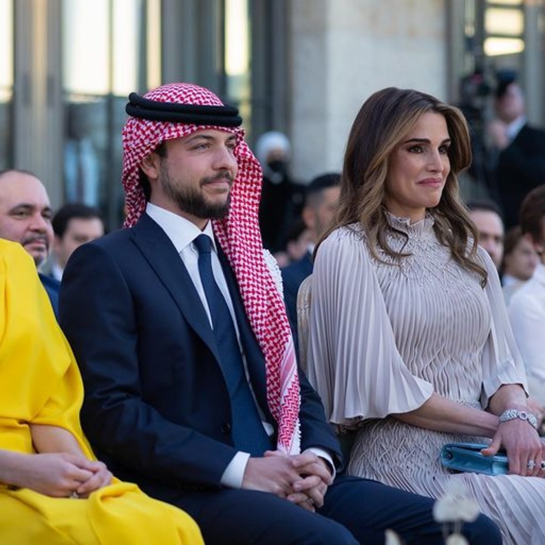 مشاهير بكوا وأبدوا تأثرهم في أفراح أبنائهم بينهم حميد الشاعري والملكة رانيا 