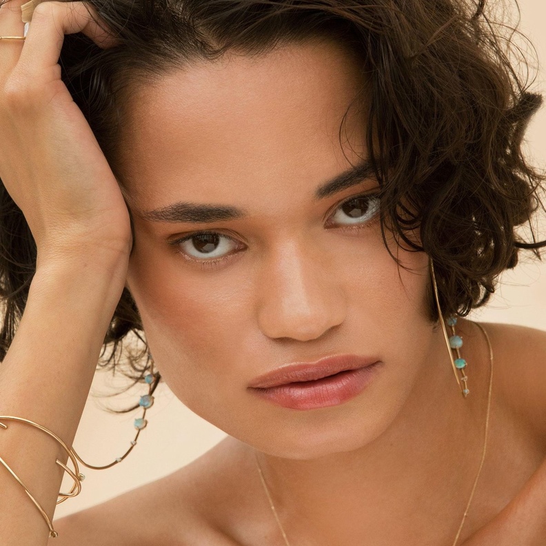 تألقي في رحلات الصيف بأجمل سلاسل أحجار كريمة