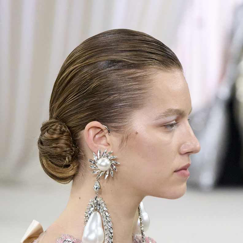 تسريحات شعر تناسب صاحبات الشعر البني لإطلالة مشرقة في عيد الأضحى ‏2023