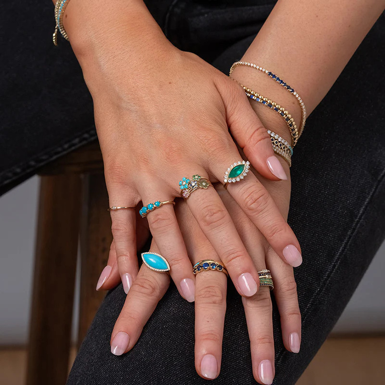 تكديس خواتم ذهب ناعمة في اطلالة عيد الأضحى