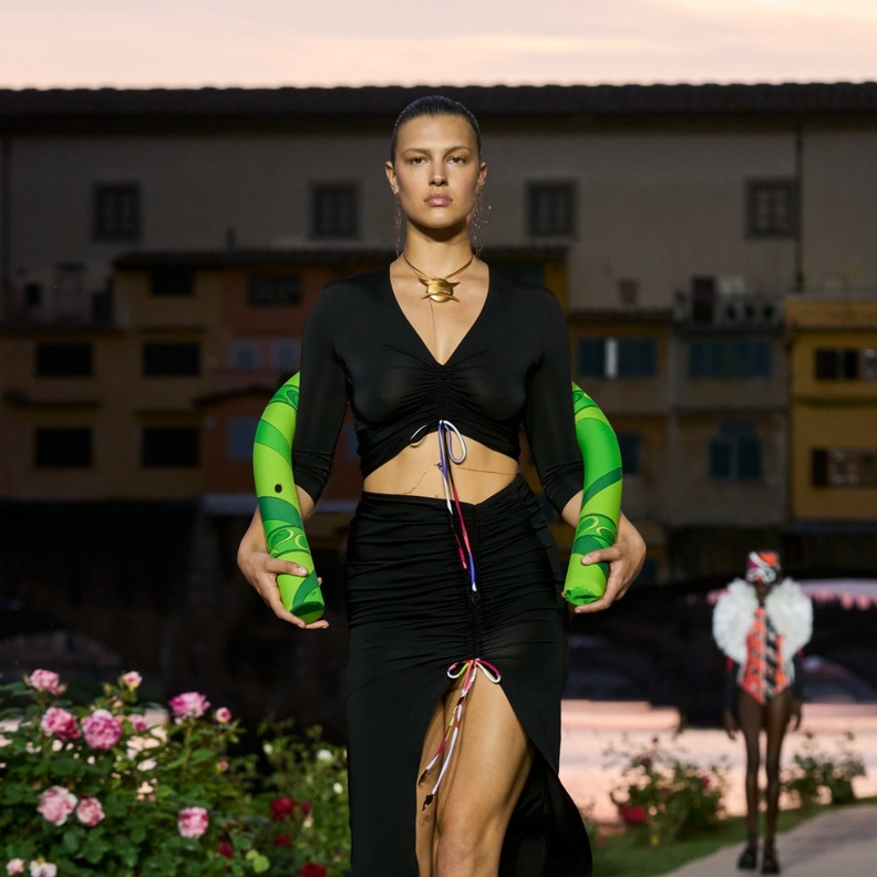 7 عروض أزياء شاهدنا فيها إطلالات ملائمة لبركة السباحة في ربيع وصيف 2023