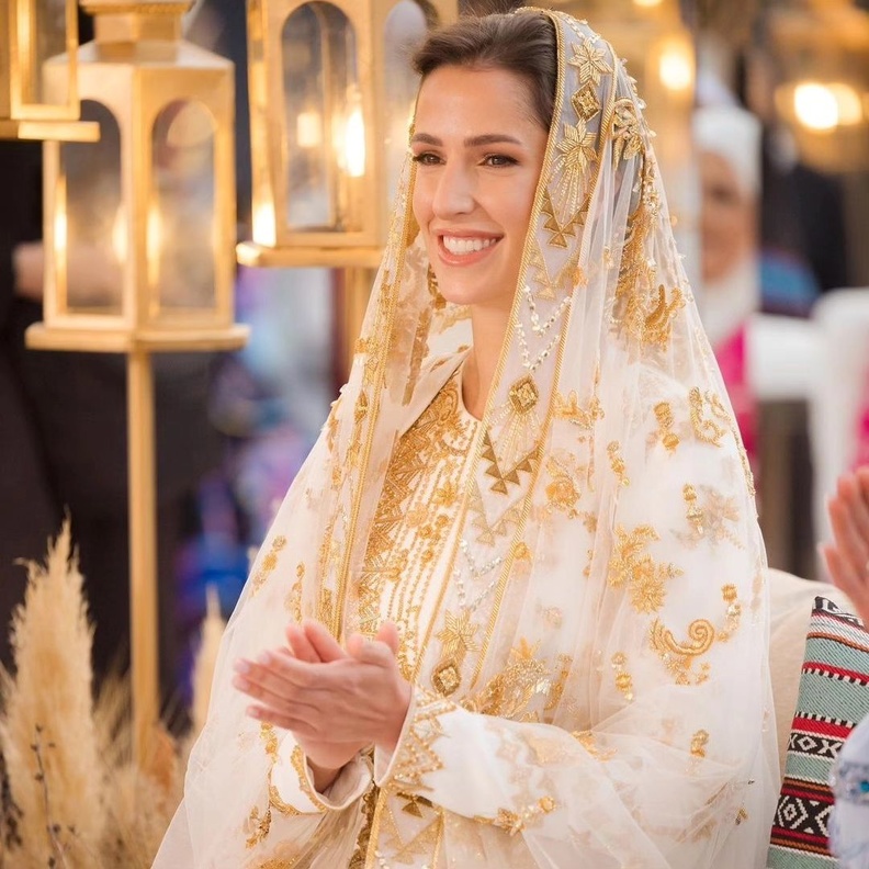 العروس رجوة آل سيف ستمنح لقب أميرة بإرادة ملكية بعد الزواج بولي عهد الأردن