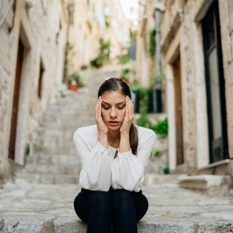 الإفراط في التفكير الزائد... هل حالة مؤقتة أم مرض نفسي؟ وكيف تتخلصين منه؟