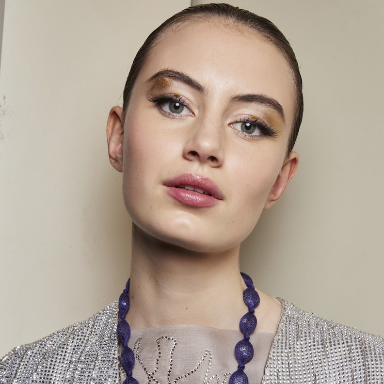 صيحات جمالية ذهبية وهندسية من وحي دار Giorgio Armani