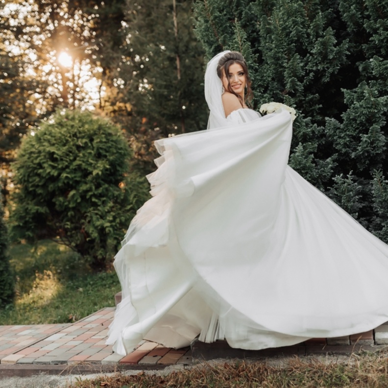 عروس تلتقط صور الزفاف