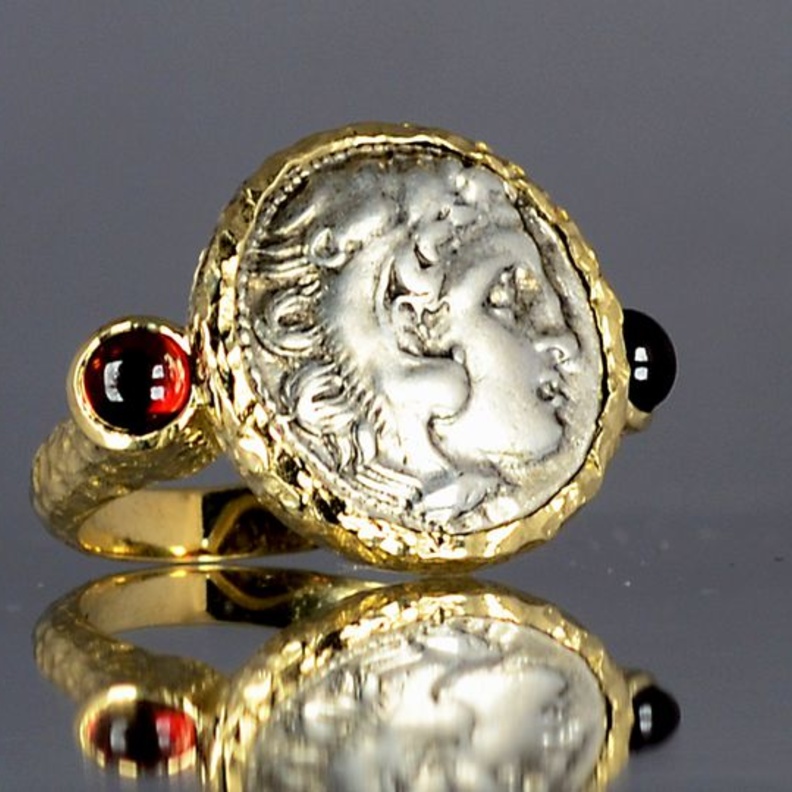 عملة نقدية فضية من اليونان القديمة تُظهِر الإسكندر الأكبر، 330 قبل الميلاد.