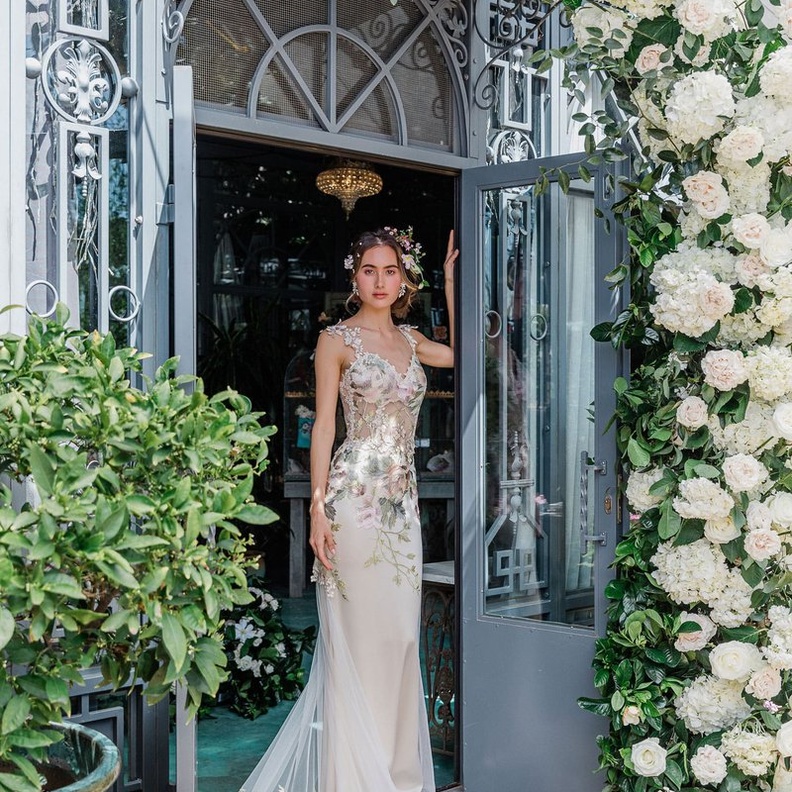فساتين زفاف مطرزة بالورود@clairepettibone