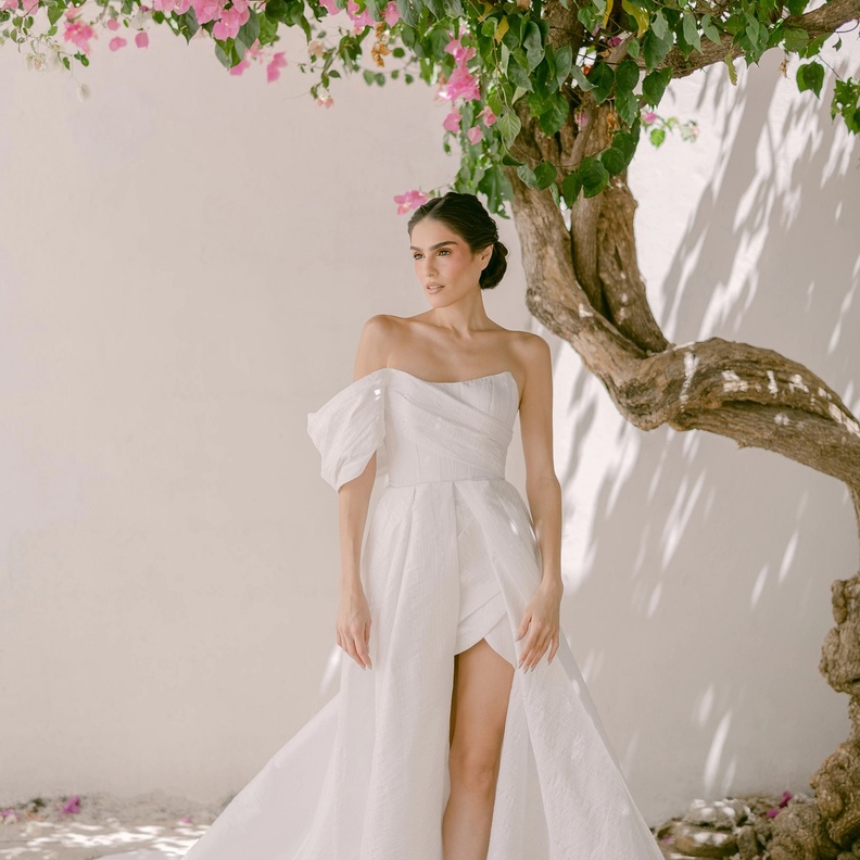 فساتين زفاف مع تنورة متصلة@nadiamanjarrez