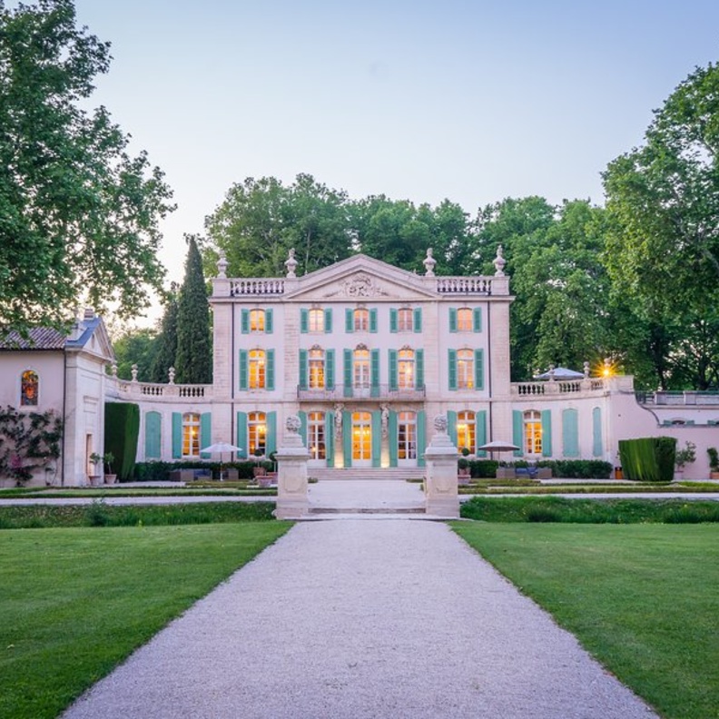 في قصر Château de Tourreau التاريخي الفخم في بلدة ساريانس الريفية