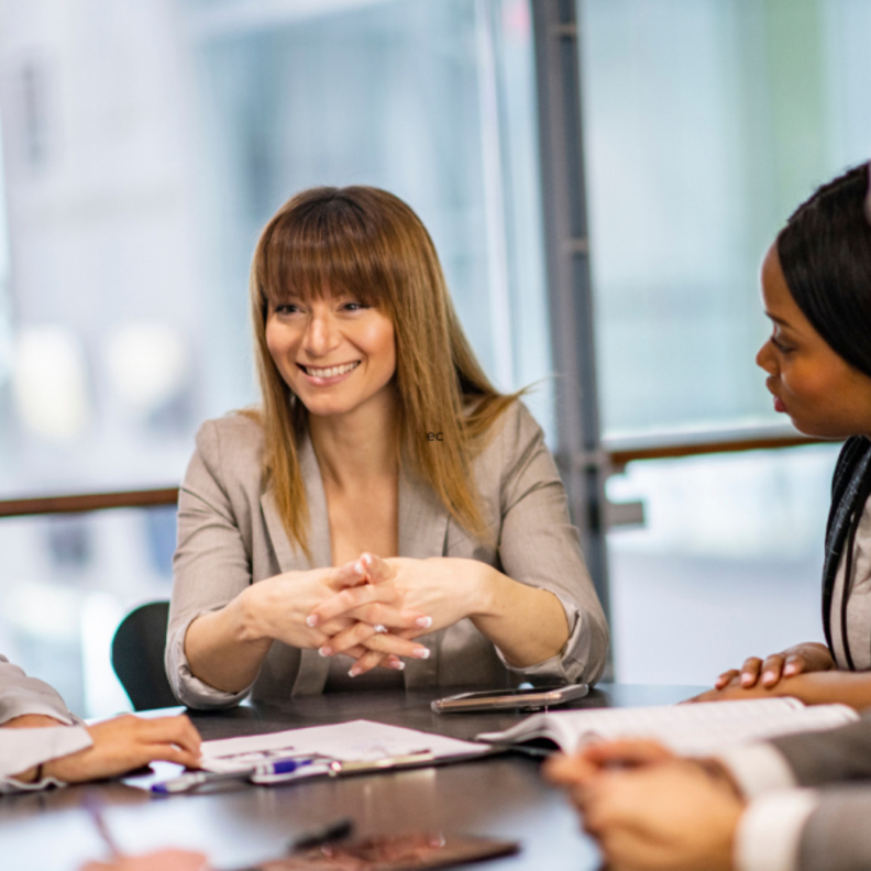 كيف تصبحين قائدة جريئة في العمل؟