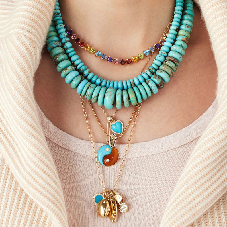 مجوهرات مصنوعة من الخرز الملون تعد إحدى صيحات صيف 2023