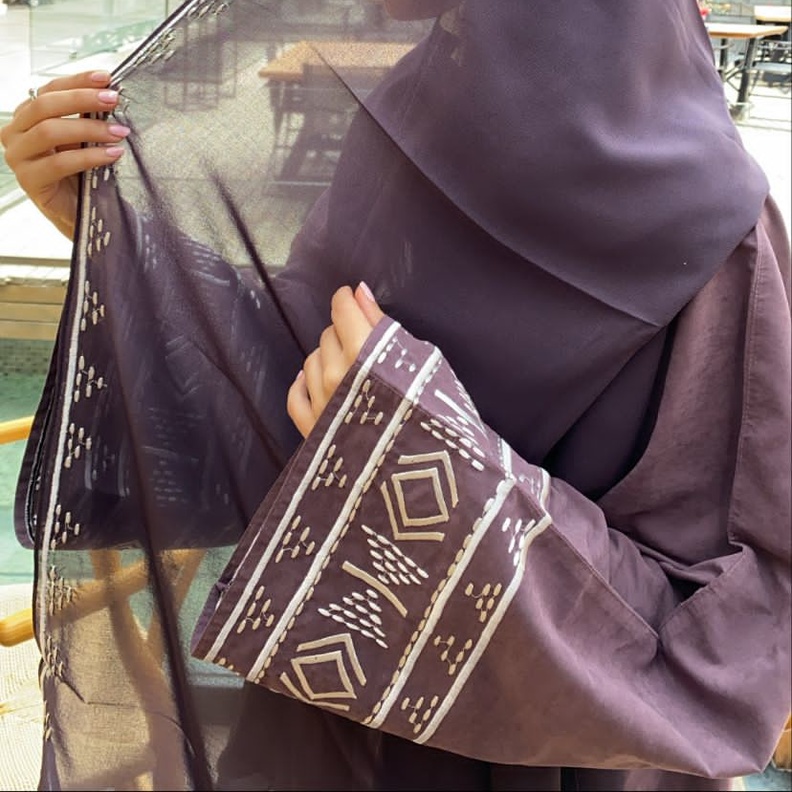 منيرة العقيل لـ هي .. التميز في الأزياء هو عدم التطرق للتقليد غير المناسب والتميز في هويتك الوطنية