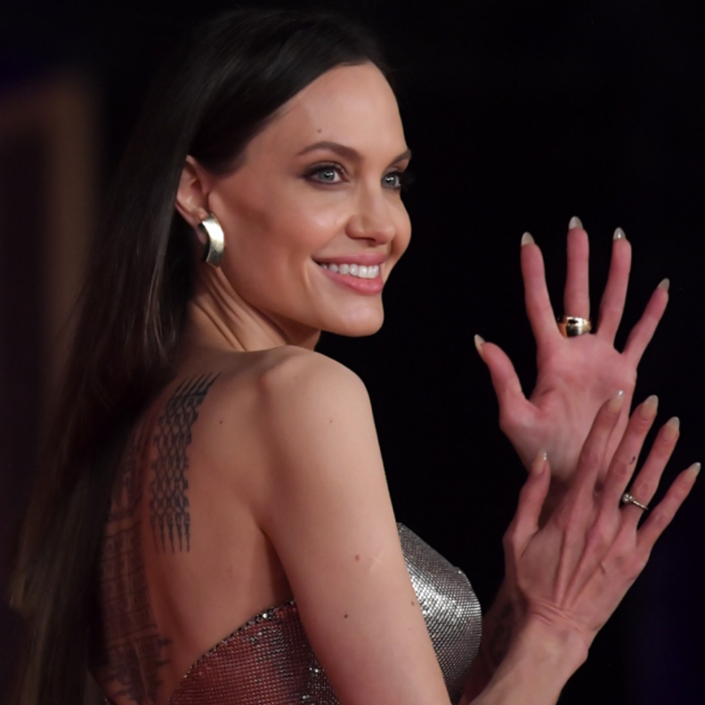 كيف جمعت أنجلينا جولي Angelina Jolie بين عشقها للمجوهرات والعمل الإنساني؟