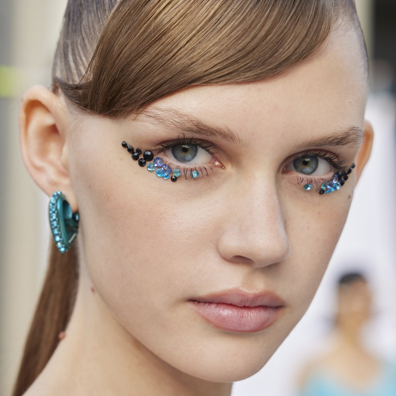 صيحة المكياج مع الأحجار الكريمة في صيف 2023