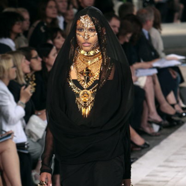 كيف ألهمت الحضارة الشرقية والمدن العربية الموضة؟