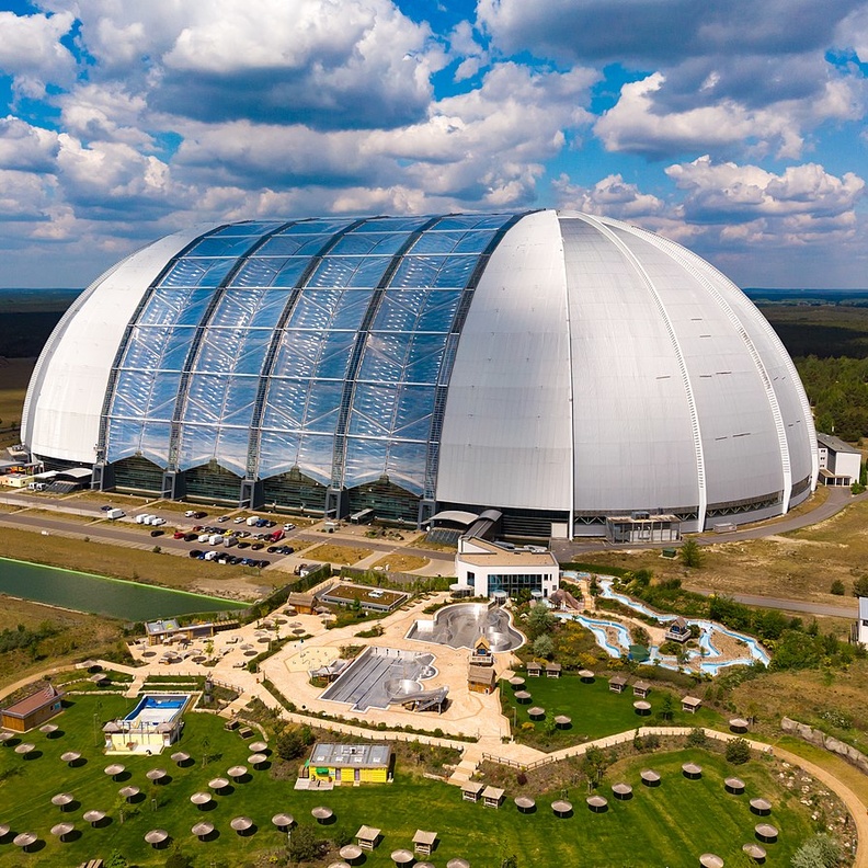 منتجع الجزر الاستوائية (710.000 قدم مربع)