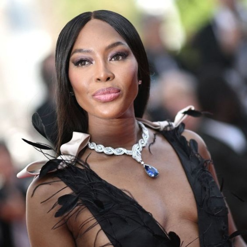 أجمل المجوهرات التي تألّقت بها نعومي كامبل