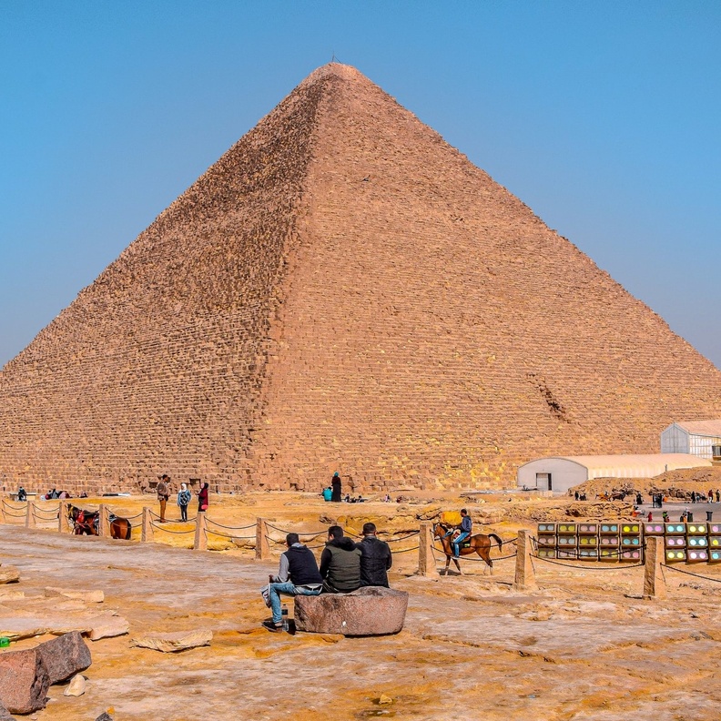 هرم خوفو (2.58 مليون متر مكعب)