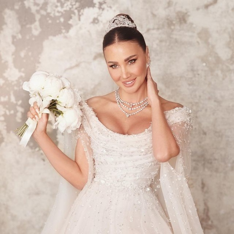 غنى غندور تحتفل بزفافها وسط النجوم وهذا ما فعلته ابنتاها في الحفل ..بالفيديو