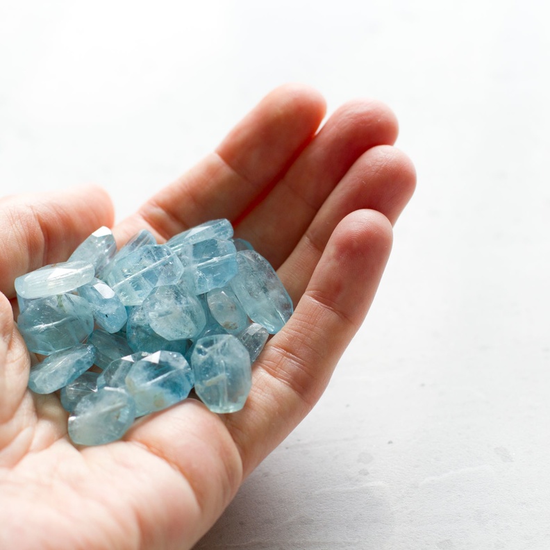 يتمتّع حجر الأكوامارين بلون أزرق آسر