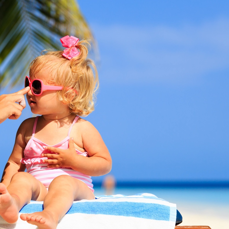 يجب اختيار الأوقات المناسبة خلال اليوم لحماية جلد الطفل من مخاطر الآشعة فوق البنفسجية