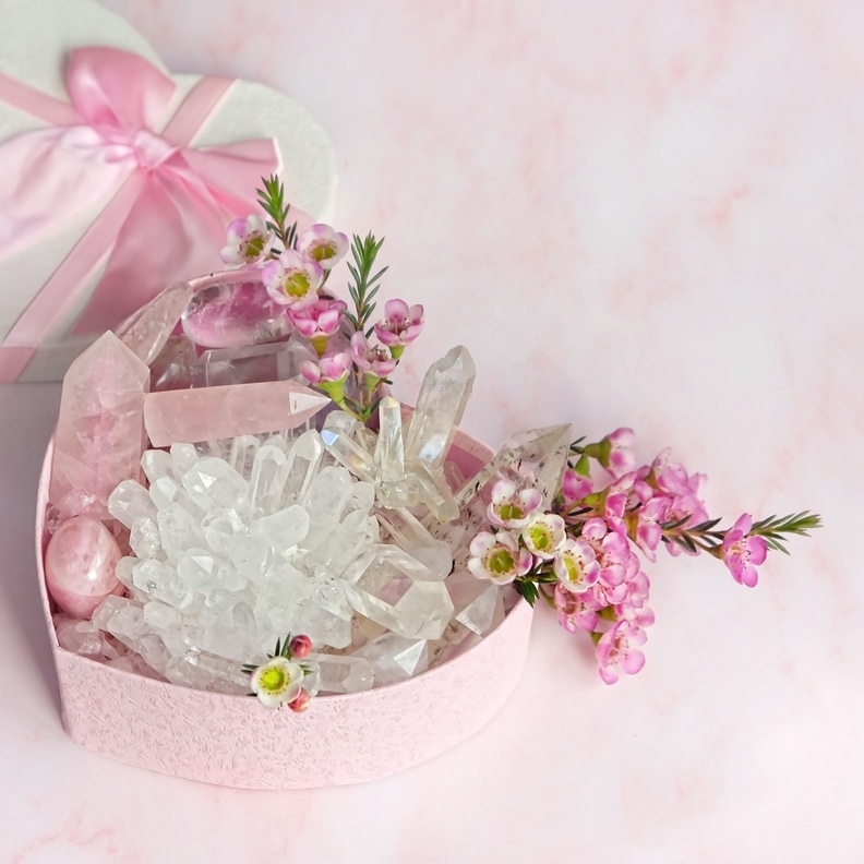 يرتبط حجر الكوارتز الوردي بمشاعر الحب والعواطف