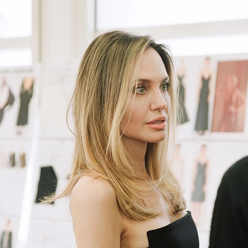 انجلينا جولي تعود للشعر الأشقر .. نظرة على اطلالتها الجديدة وألوان شعرها السابقة