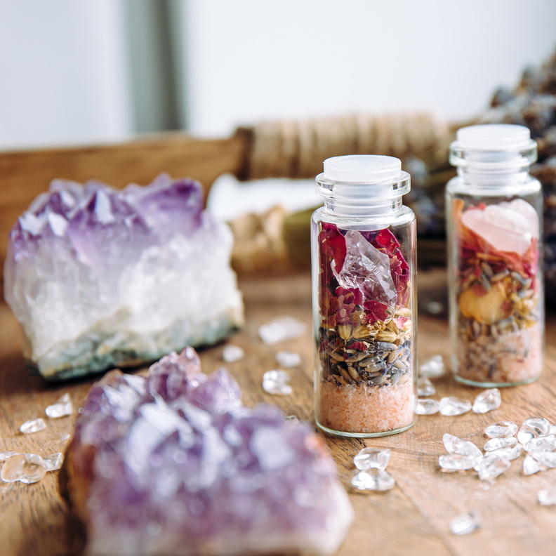 يُعرف الجمشت بأنه حجر المسافر