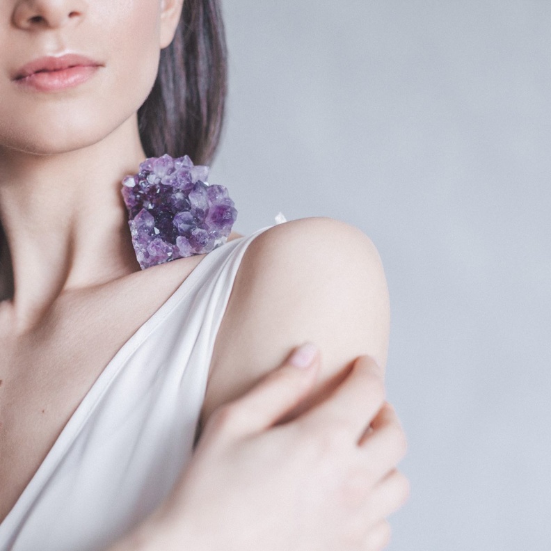 يُعرف حجر الجمشت بتعدد فوائده