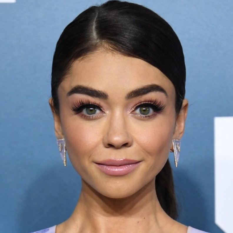 مكياج وردي مشرق للمرأة الثلاثينية يعزز إشراقة الملامح في عيد الأضحى ..إليك الخطوات