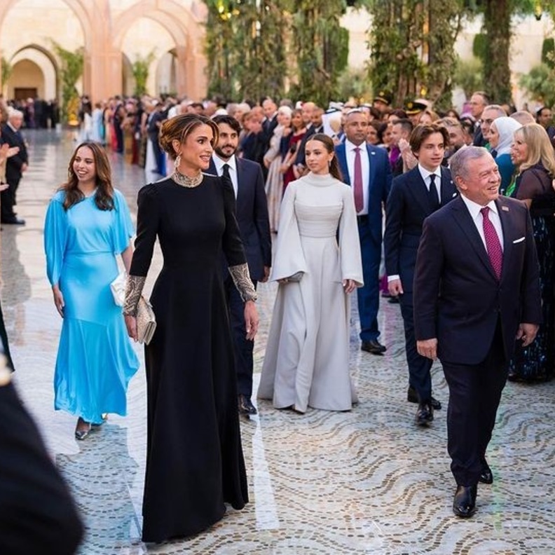 "أميرات الأناقة" فساتين ساحرة تبرز جمال ايمان وسلمى في زفاف ولي العهد الاردني ورجوة الحسين  