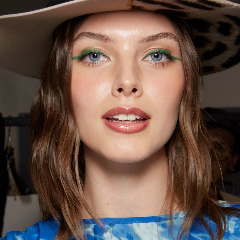 مكياج عيون صيفي مع الكحل الاخضر من وحي دار Stella Jean