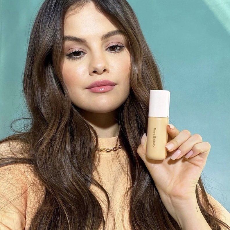 اتجاهات جديدة من الأظافر النيود تحتاجينها في رحلات السفر بأسلوب النجمات العالميات