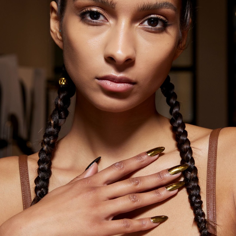 5 ألوان طلاء مناكير مشرقة للصيف تناسب الأظافر الطويلة ونصائحنا لتطبيقها بإحترافية