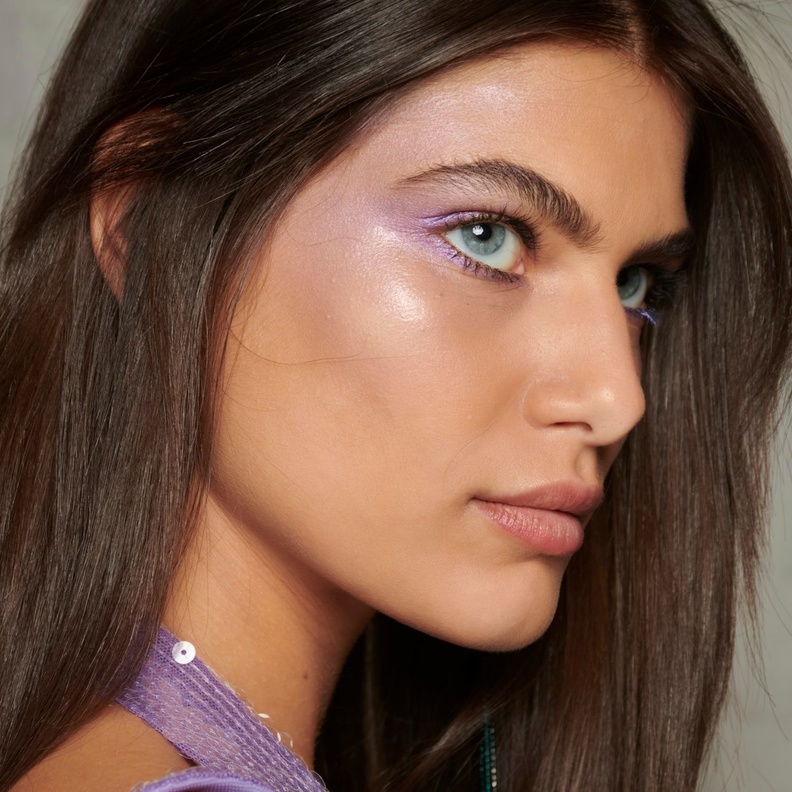 رسمات المكياج البنفسجي المشرق من وحي دار Genny