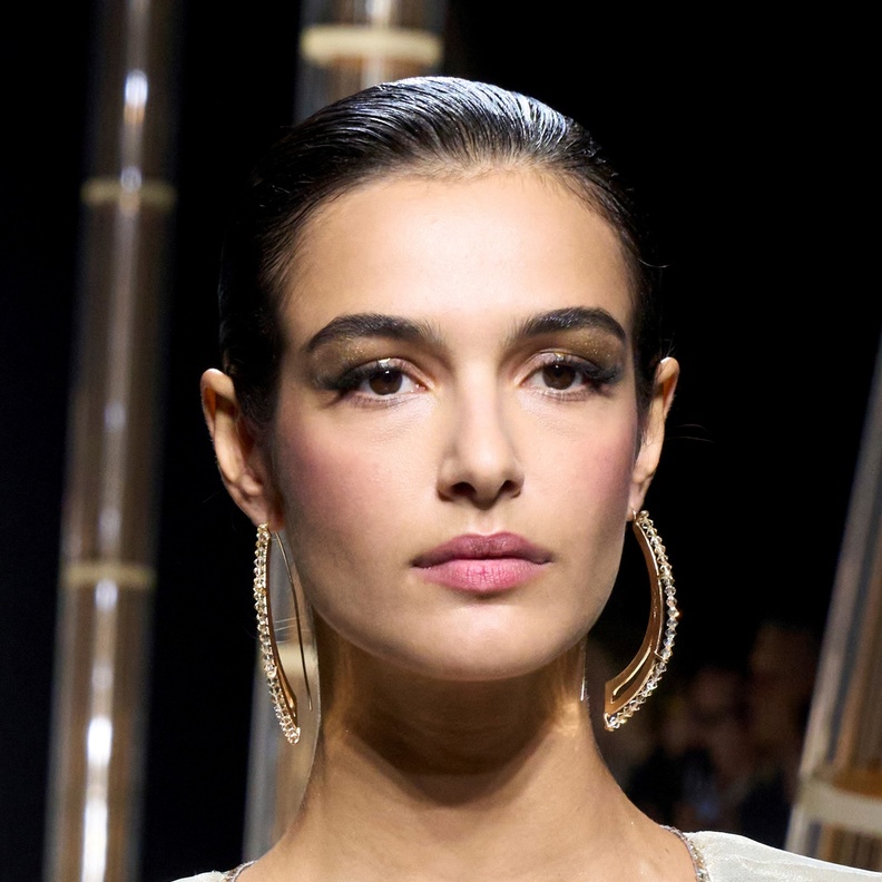 حيل جمالية لضمان ثبات المكياج في الطقس الحار.. إعتمديها بطرق متقنة