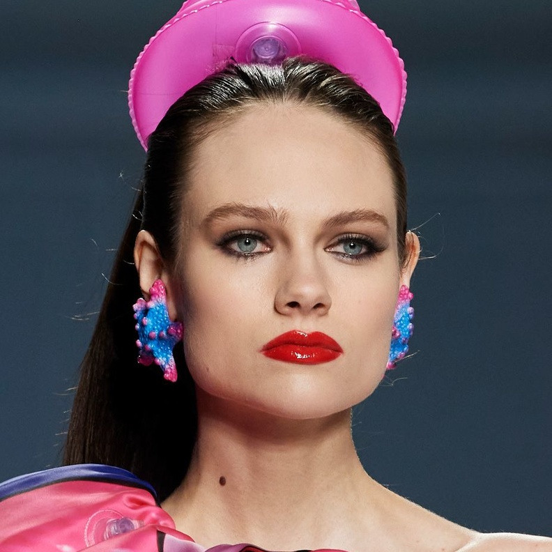 كل ما تحتاجينه في رحلات السفر إلى الشاطئ