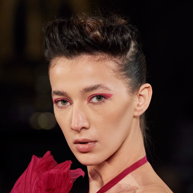  أفكار مكياج يناسب فستان احمر هي الأكثر جمالًا لهذا الصيف