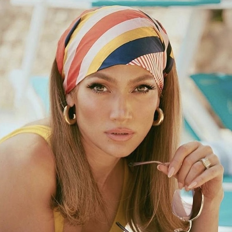 مكياج جينيفر لوبيز تسريحة شعرها وأظافرها المثالية لرحلات السفر على الشاطئ - الصورة من حسابها على انستغرام