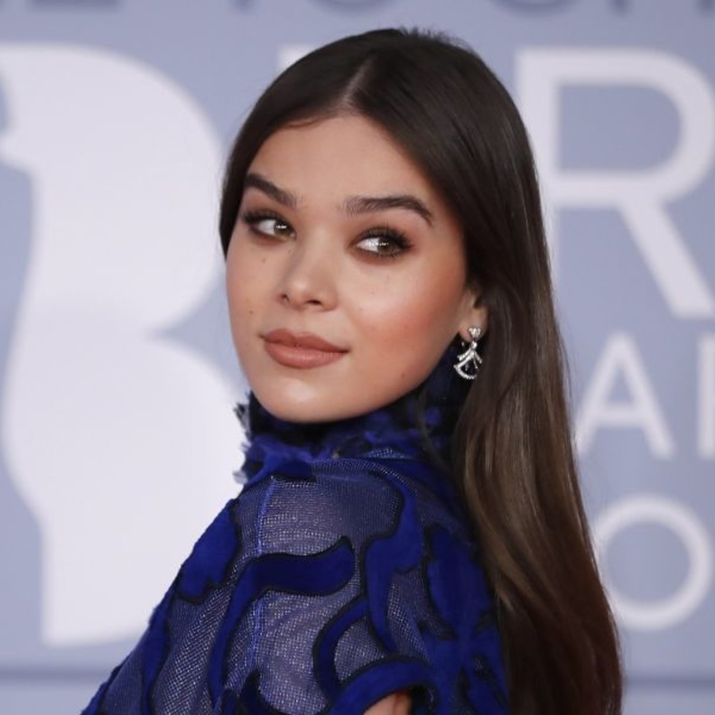 إطلالات مكياج للصبايا يسهل تطبيقها في السفر بأسلوب هيلي ستاينفيلد