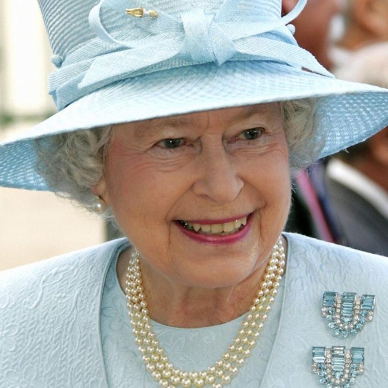 البروش المرصع بلون البحر.. بطل صندوق مجوهرات سيدات العائلات الملكية