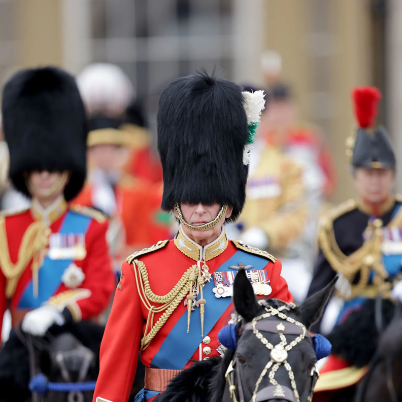 الملك تشارلز الثالث يظهر على حصانه في احتفالية Trooping the Colour