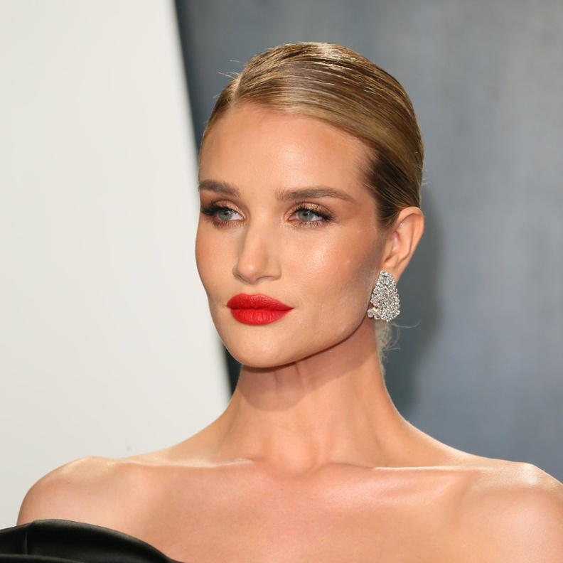 أسرار الجمال لعيون زرقاء ساحرة تقنيات مكياج تلهمك لنجمات العالم 