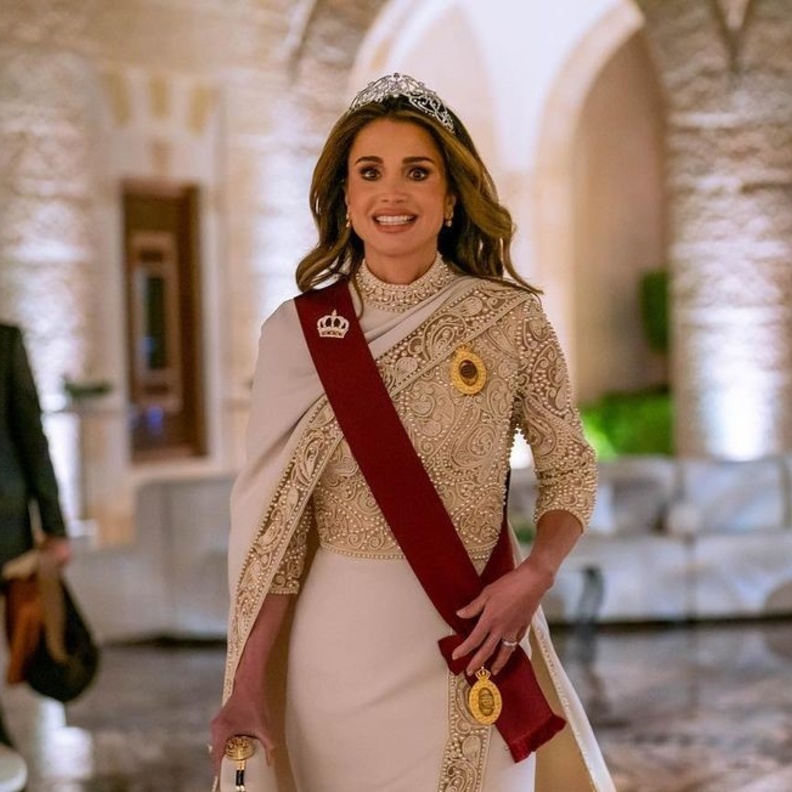 اختيارات جمالية جذابة تتوج إطلالات الملكة رانيا مع ابنتيها في حفل زفاف الأمير حسين