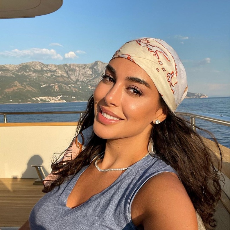 أساسيات مكياج لا تتخلى عنها ياسمين صبري في رحلاتها الترفيهية ..إليك الخطوات