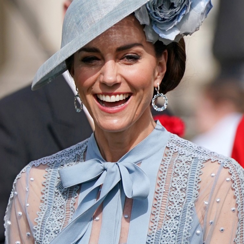 هل تتفق الملكة رانيا مع كيت مدلتون في تنسيق المجوهرات الملائمة لإطلالات أزياء أنيقة؟