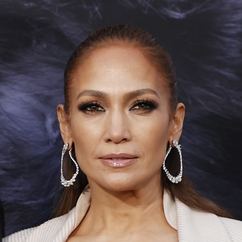 جينيفر لوبيز تُجدّد صيحة المكياج البرونزي بهذه الخطوات بأحدث ظهور لها ..استلهمي منها