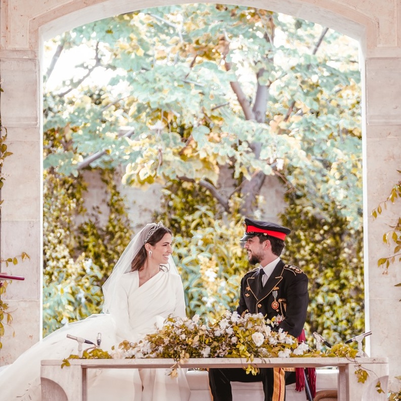 كيف تشابهت إطلالة كيت ميدلتون في يوم عٌرسها مع طّلة الأميرة رجوة؟