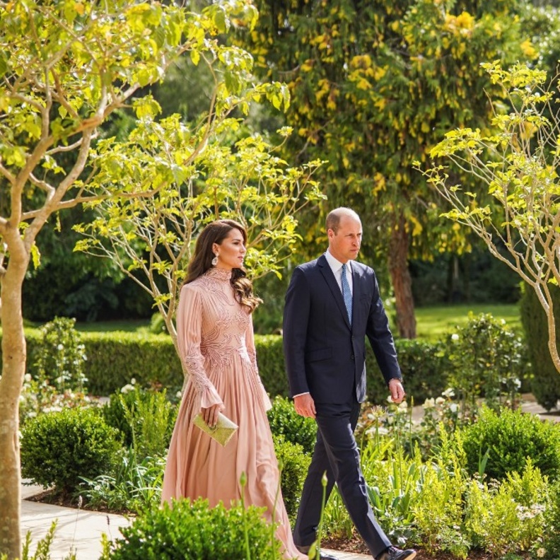 لم يقتصر توقيعه على فستان العروس فقط... إيلي صعب وراء إطلالة كيت ميدلتون الأنيقة  