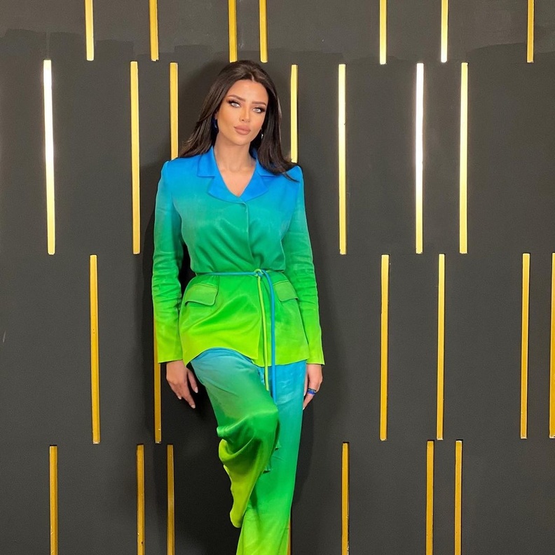 اطلالات رضوى الشربيني باللونين الأزرق والاخضر في فترة النهار